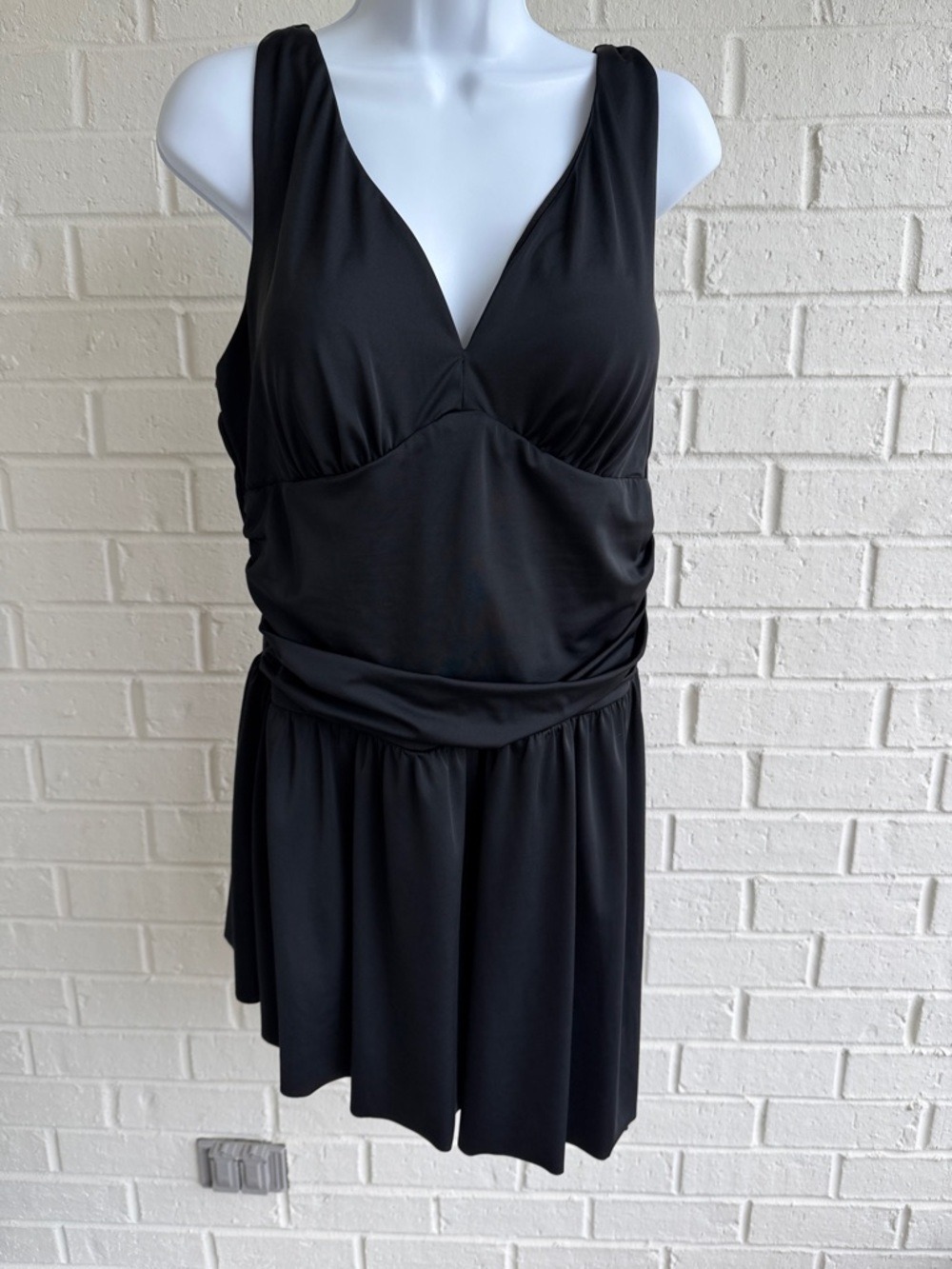 Swimsuits For All Black One-Piece V-Neck Women’s Swimdress Size 16. Looks New.